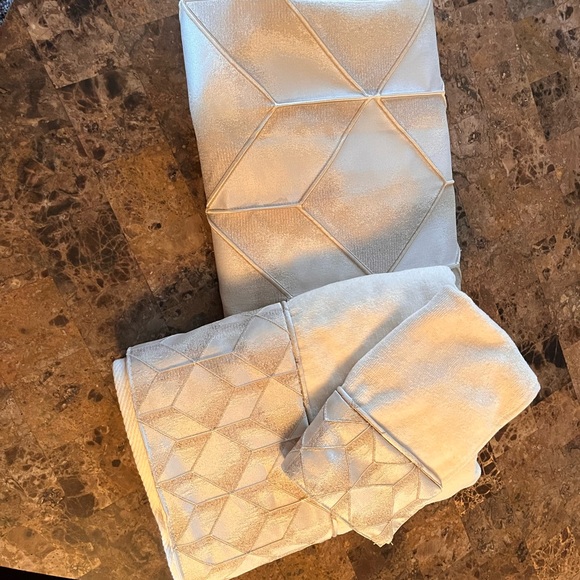 Used bath curtain with matching body and hand towel. - Picture 2 of 2